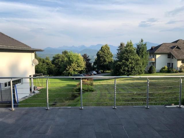 Velden View Ferienwohnung Mit Grosser Sonnenterrasse Und See- Und Karawankenblick Velden am Wörthersee Zewnętrze zdjęcie